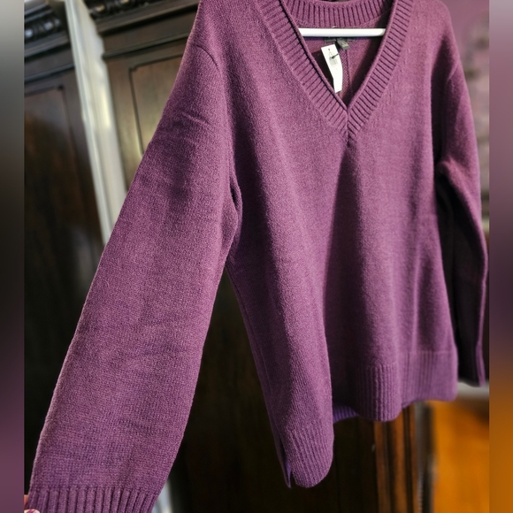 Banana Republic ESSENTIAL V-NECK SWEATER Size L, NWT - Picture 3 of 7